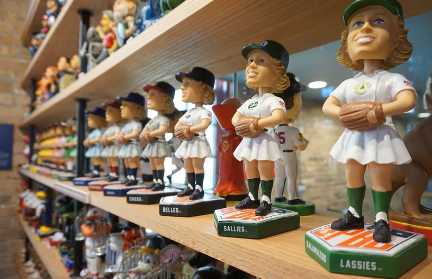 Three Impressive Ways of Using Bobbleheads for Weddings